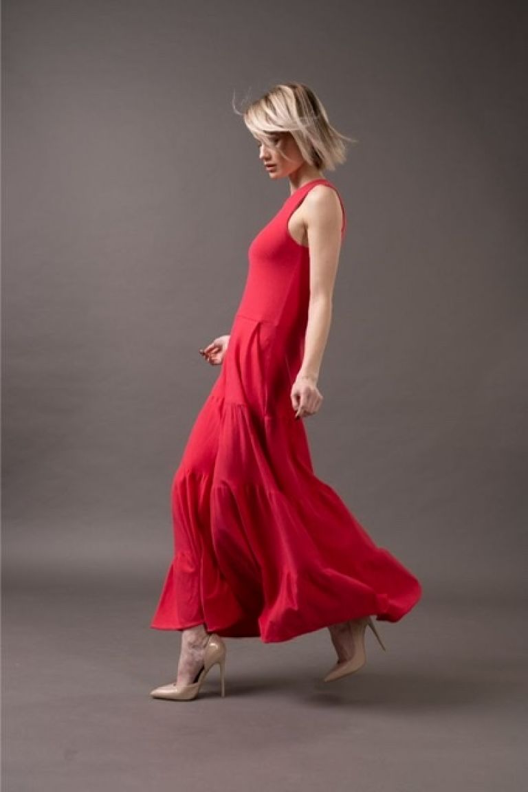 Dress with tiered skirt back